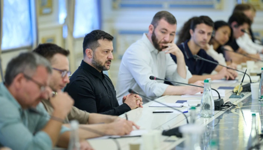 Володимир Зеленський під час спілкування з журналістами