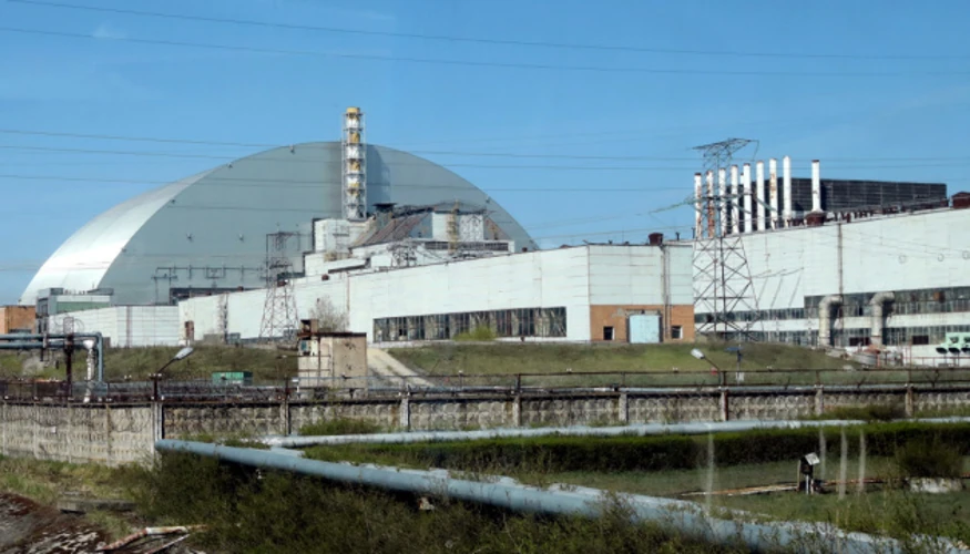 Арка Нового безпечного конфайнменту над четвертим енергоблоком ЧАЕС з ознаками пошкодження даху