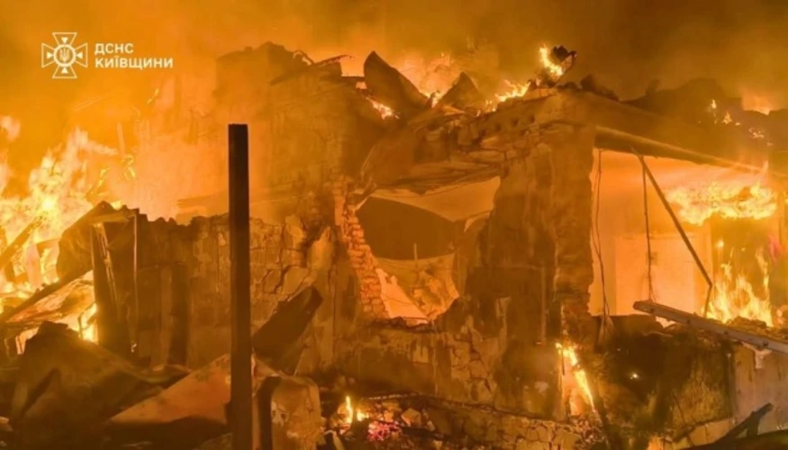 Пошкоджені приватний будинок і господарські споруди в Броварському районі після нічної атаки БПЛА 8 серпня