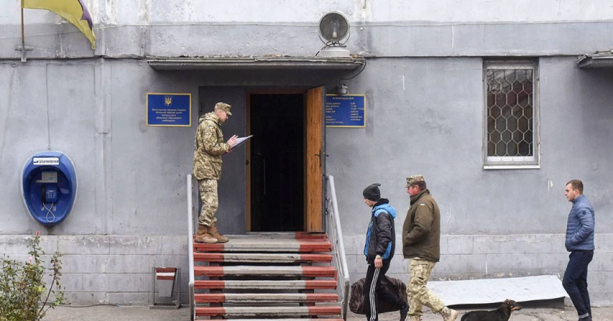 Працівники Національної поліції проводять слідчі дії біля будівлі територіального центру комплектування та соціальної
