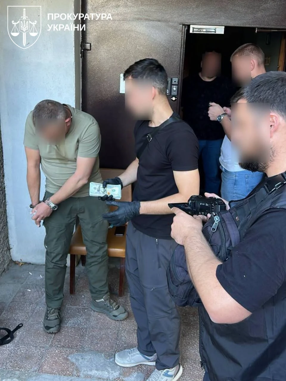 Затриманий начальник Миколаївського обласного ТЦК та СП та виявлена готівка під час затримання (фото Офісу Генерального