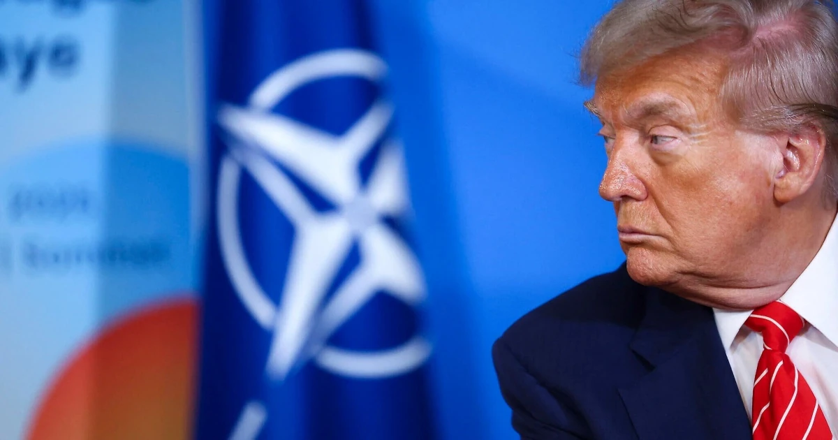 Дональд Трамп і прапор НАТО на тлі анкети, розісланої союзникам