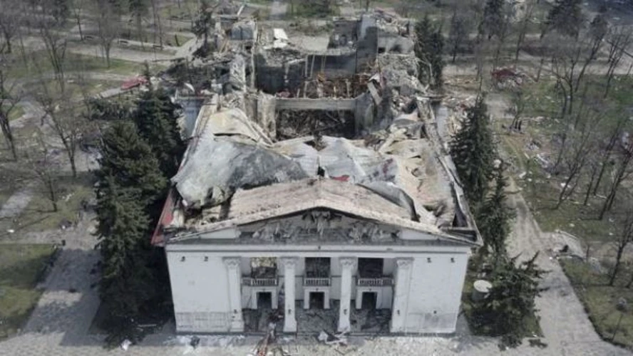 Зруйнована будівля Маріупольського драматичного театру після удару 16 березня 2022 року