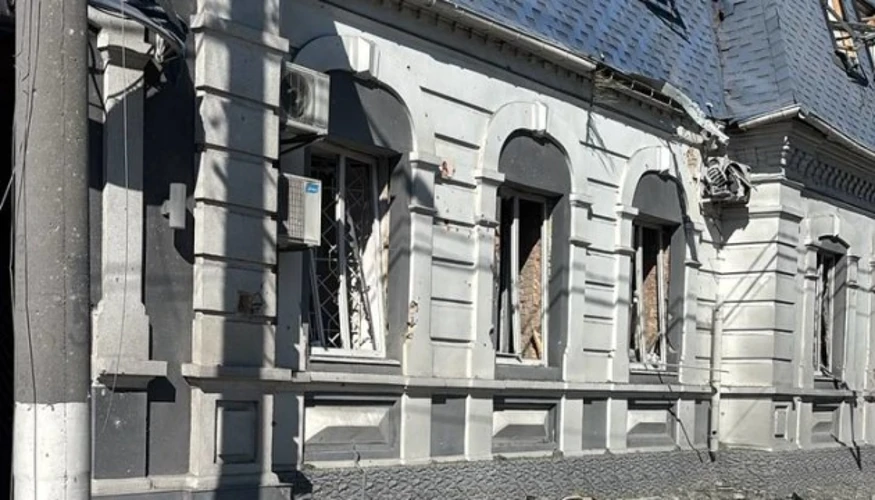 Наслідки удару по приватному підприємству в Кременчуцькому районі Полтавської області: пошкоджені будівлі та автомобілі