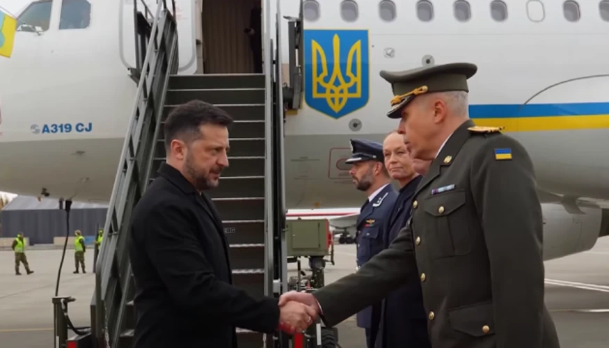 Прибуття літака президента України Володимира Зеленського до Осло: президент зходить на злітно-посадкову смугу трапом