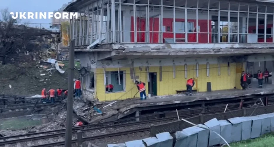 Пошкоджені конструкції, кабельна мережа та колії станції метро «Чернігівська» після російської атаки