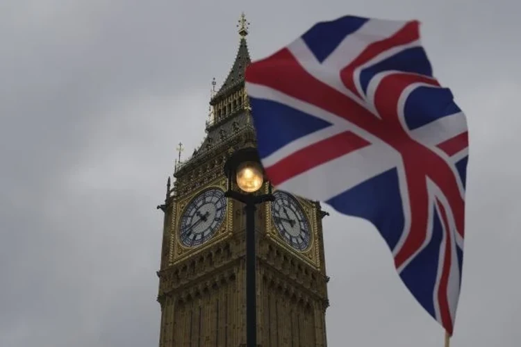 Прапор Великої Британії на тлі лондонського офісу